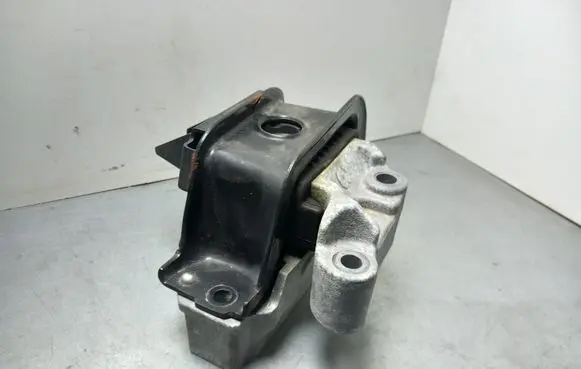 Mitsubishi Outlander Engine mount bracket
