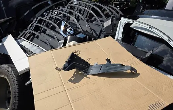 Headlight/headlamp mounting bracket