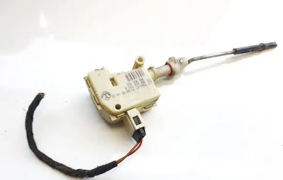 Volkswagen PASSAT B5 Central locking motor 3b0810773a 3b0959782