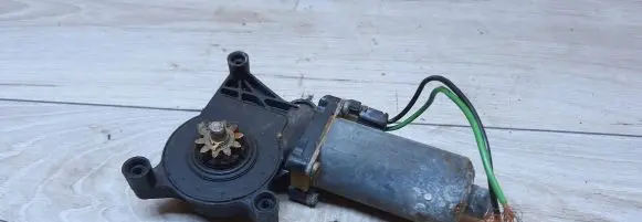 Mercedes-Benz C W202 Front door window regulator motor 0130821639