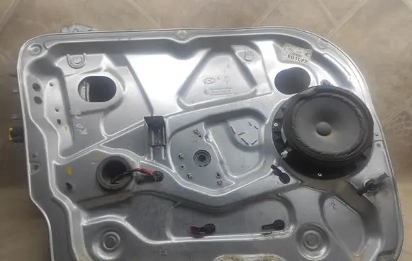 Hyundai ix 55 Front window lifting mechanism without motor 824703J010