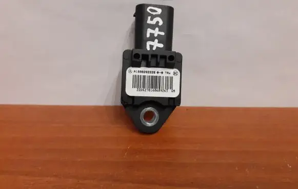 Mercedes-Benz A W169 Airbag deployment crash/impact sensor 7750 A1698202226