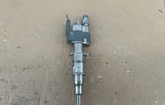 BMW 3 E90 E91 Fuel injector 758904811 018101 10181010