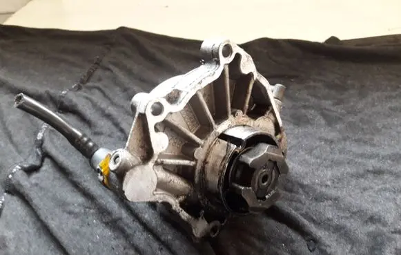 Opel Zafira B Vacuum pump 55188660