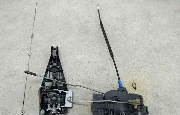 Opel Astra J Front door lock 