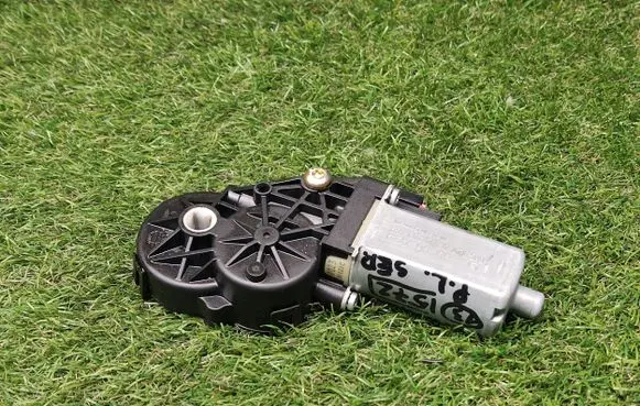 Volkswagen Jetta VI Seat adjustment motor 0390203469