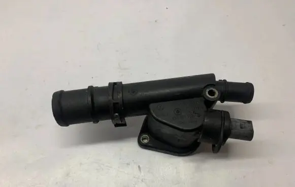 Volkswagen PASSAT B7 Engine coolant pipe/hose 038121132G