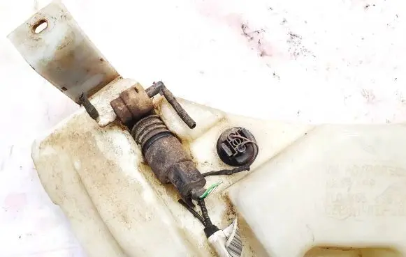 Volkswagen Touareg I Windscreen/windshield washer pump