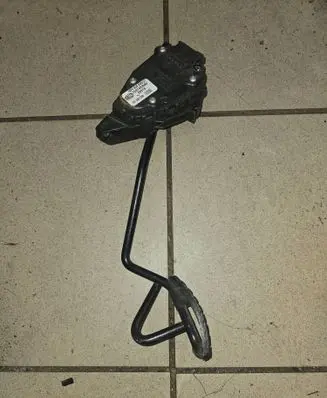 Accelerator throttle pedal