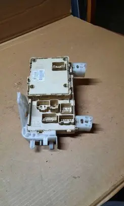 Toyota Corolla Verso AR10 Fuse module 892210F010 3370428503 04090911521302