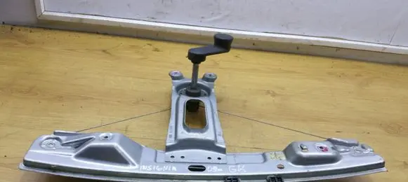 Rear door manual window regulator