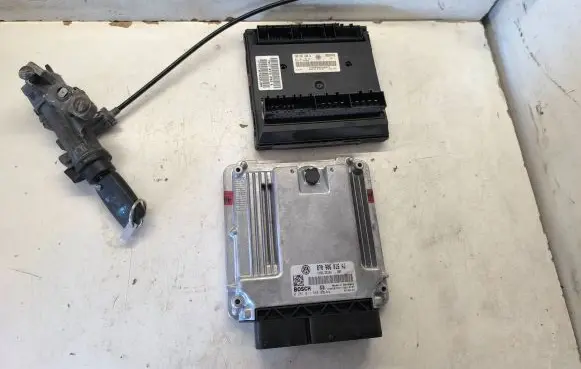 Volkswagen Transporter - Caravelle T5 Engine ECU kit and lock set 070906016AJ 1039S07534 0281011568