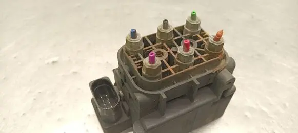 Audi A8 S8 D3 4E Air suspension valve block 4F0616013