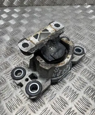 Engine mount bracket