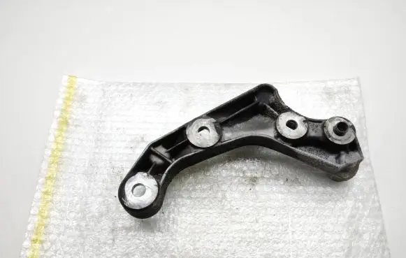 Mercedes-Benz GLK (X204) Engine mounting bracket A2720140195
