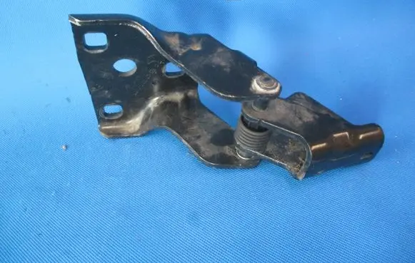Nissan Townstar Sliding door lower roller guide/hinge 824132159R