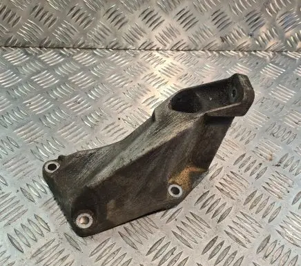 Engine mounting bracket