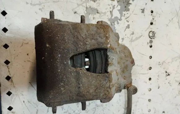 Volkswagen Golf V Front brake caliper