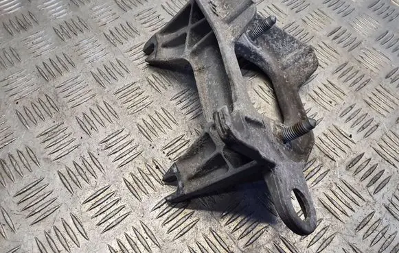 Nissan Qashqai Engine mounting bracket