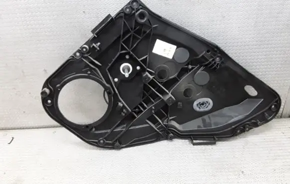 Rear door manual window regulator