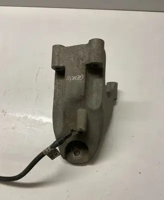 Engine mounting bracket