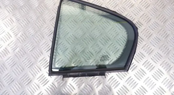 Rear vent window glass