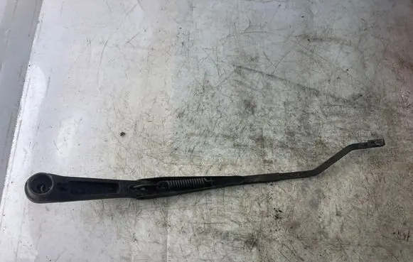 Mitsubishi Pajero Sport I Front wiper blade arm