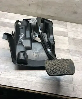 Mercedes-Benz E W211 Brake pedal A21168013 107336