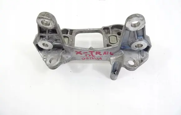 Nissan X-Trail T32 Engine mount bracket