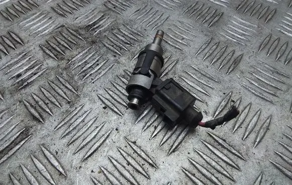Volkswagen PASSAT B6 Fuel injector 06D133036D