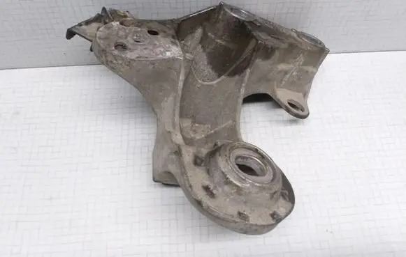 Volkswagen PASSAT B5.5 Engine mounting bracket 8E0199352D