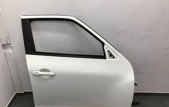 Nissan Juke I F15 Front door