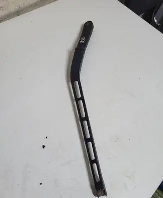 Front wiper blade arm