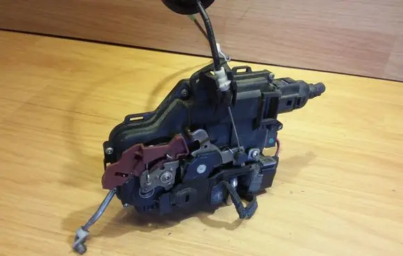 Audi A8 S8 D3 4E Rear door lock 4E0839015