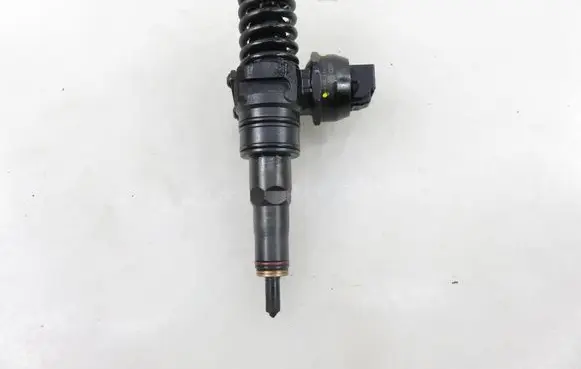 Volkswagen Golf V Fuel injector 0414720215 038130073AG