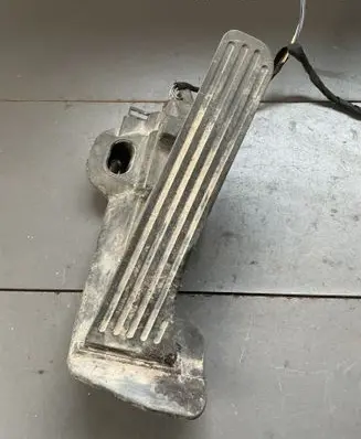 Accelerator throttle pedal