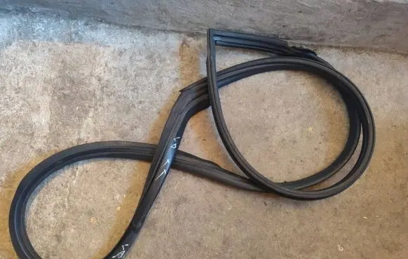 Audi TT Mk1 Front door rubber seal 8N8831707