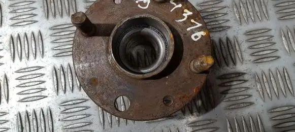 Mazda 323 Rear wheel hub