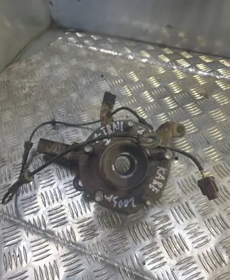 Nissan X-Trail T30 Front wheel hub 