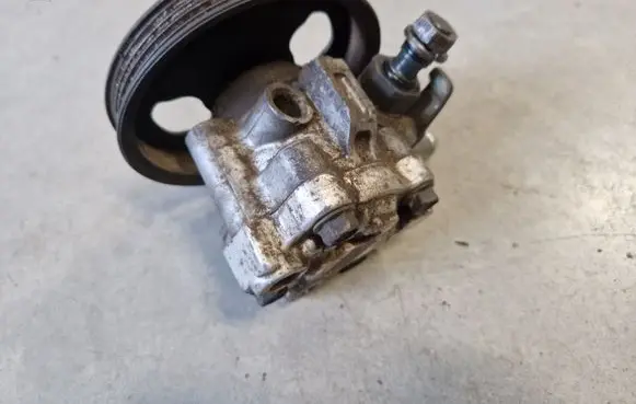 Mitsubishi L200 Power steering pump MR374897