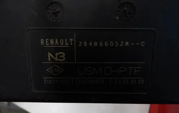 Renault Laguna III Fuse module 284B66052R 519287A30 2559199935