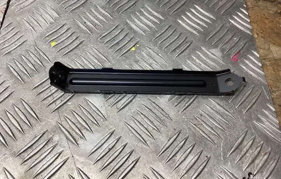 Toyota Sienna XL20 II Fender mounting bracket 
