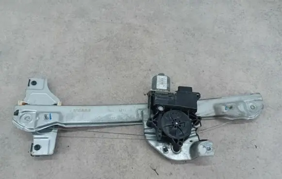 Peugeot 2008 I Front door window regulator with motor 9673153180