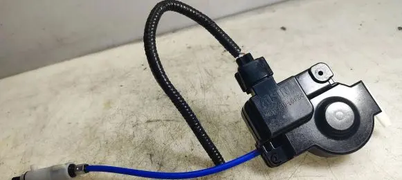 Fuel tank cap lock