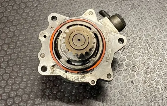 Nissan X-Trail T30 Vacuum pump A02602