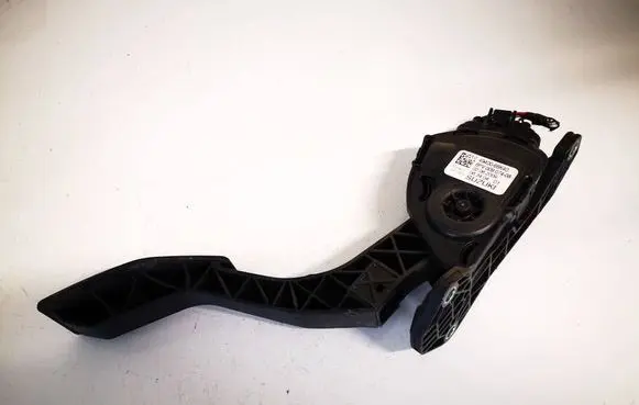 Accelerator throttle pedal
