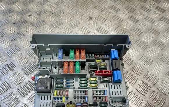 BMW 3 E90 E91 Fuse module 6906621