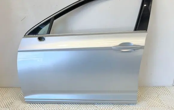 Volkswagen PASSAT B8 Front door LA7W