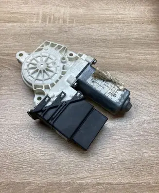 Skoda Octavia Mk2 (1Z) Rear door window regulator motor 1K0959794E 996644101
