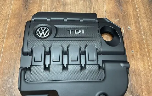 Volkswagen PASSAT B8 Engine cover (trim) 04L103925 04L103954